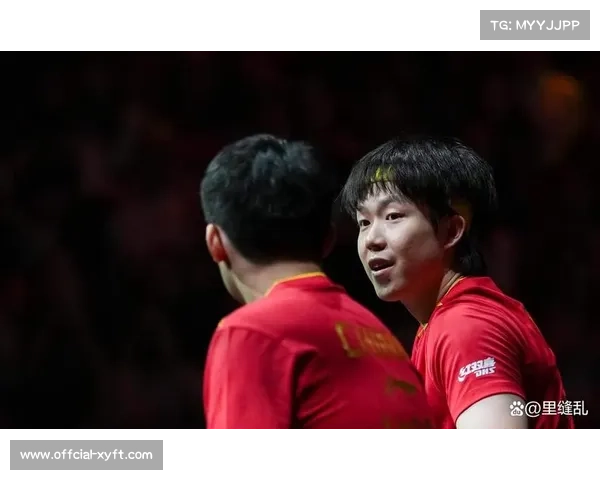 王楚钦联赛夺冠后与团队拥抱，展现凝聚力