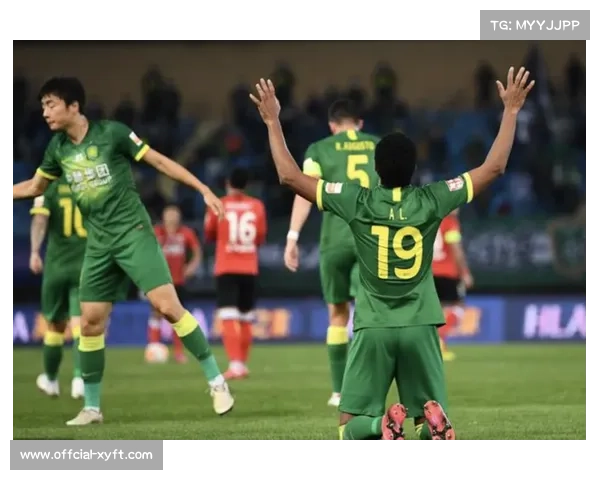 外援法比奥夺冠后跪地掩面，情感释放瞬间